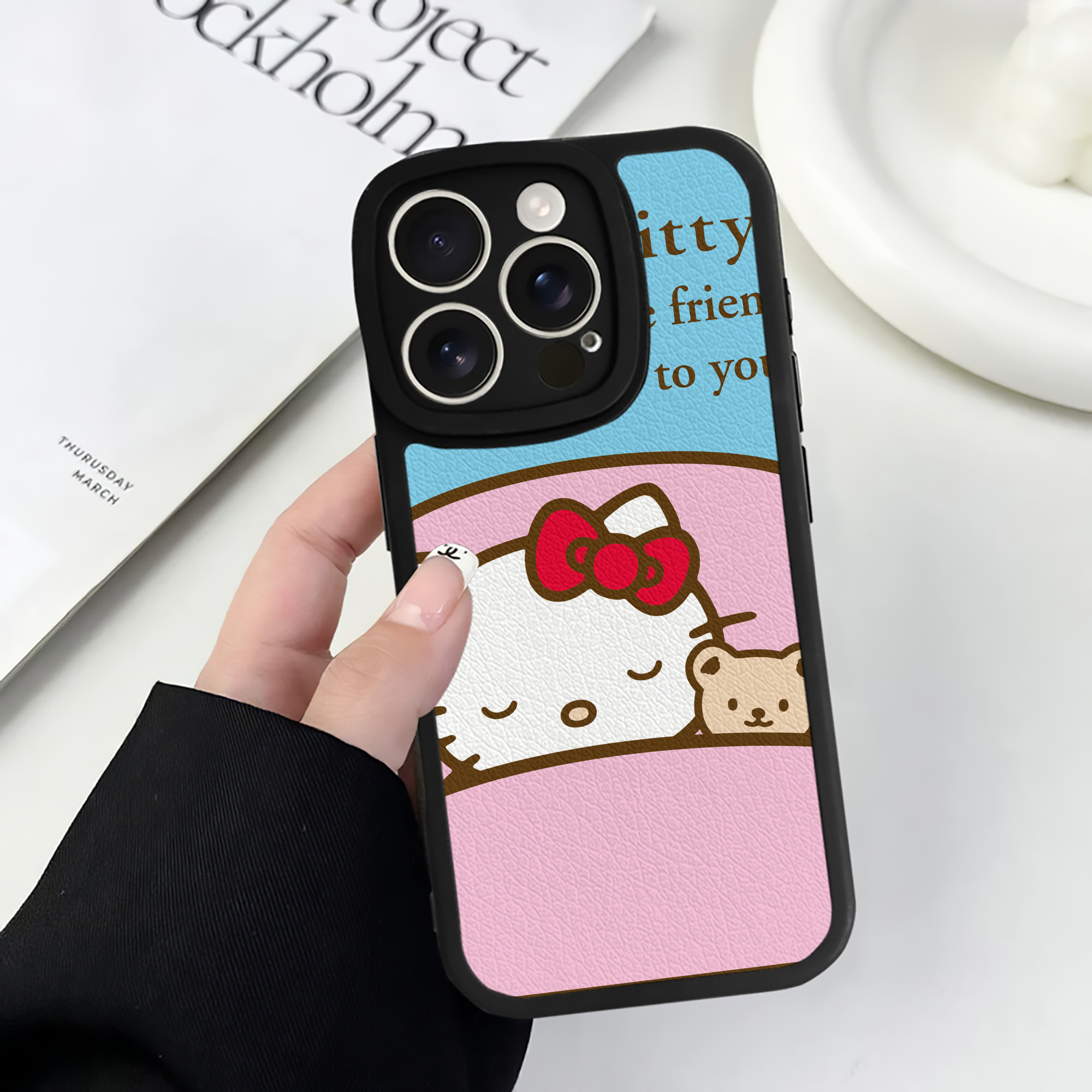 （画像用） Hello Kitty ハローキティ 【iPhone 16シリーズ対応】シリコンスマホケース（レザー調） 材質：シリコン